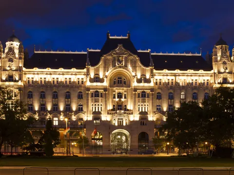 Panorámica noctura de edificio de Budapest