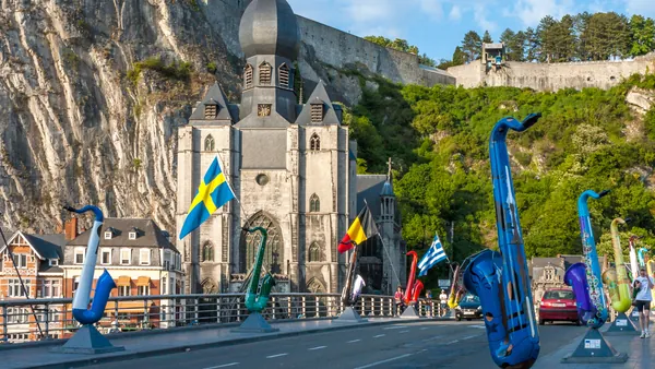 Saxofones de Adolphe Sax en el puente de Dinant, Bélgica, con la Colegiata.