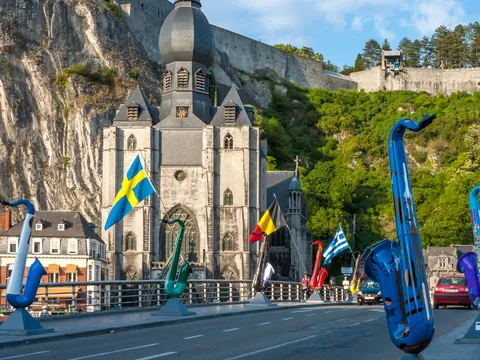 Saxofones de Adolphe Sax en el puente de Dinant, Bélgica, con la Colegiata.