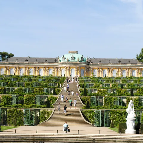 Palacio de Sanssouci con sus viñedos en terrazas y escalinatas, Potsdam.