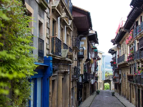 Calle medieval de Hondarribia con casas tradicionales del País Vasco