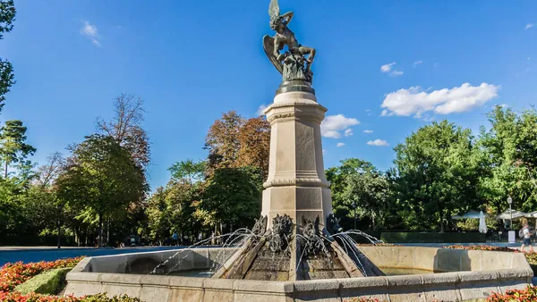 Escultura Angel Caido Parque el Retiro visita guiada por el Parque de el Retiro visitas guiadas y excursiones en Madrid