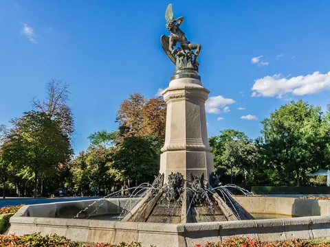 Escultura Angel Caido Parque el Retiro visita guiada por el Parque de el Retiro visitas guiadas y excursiones en Madrid
