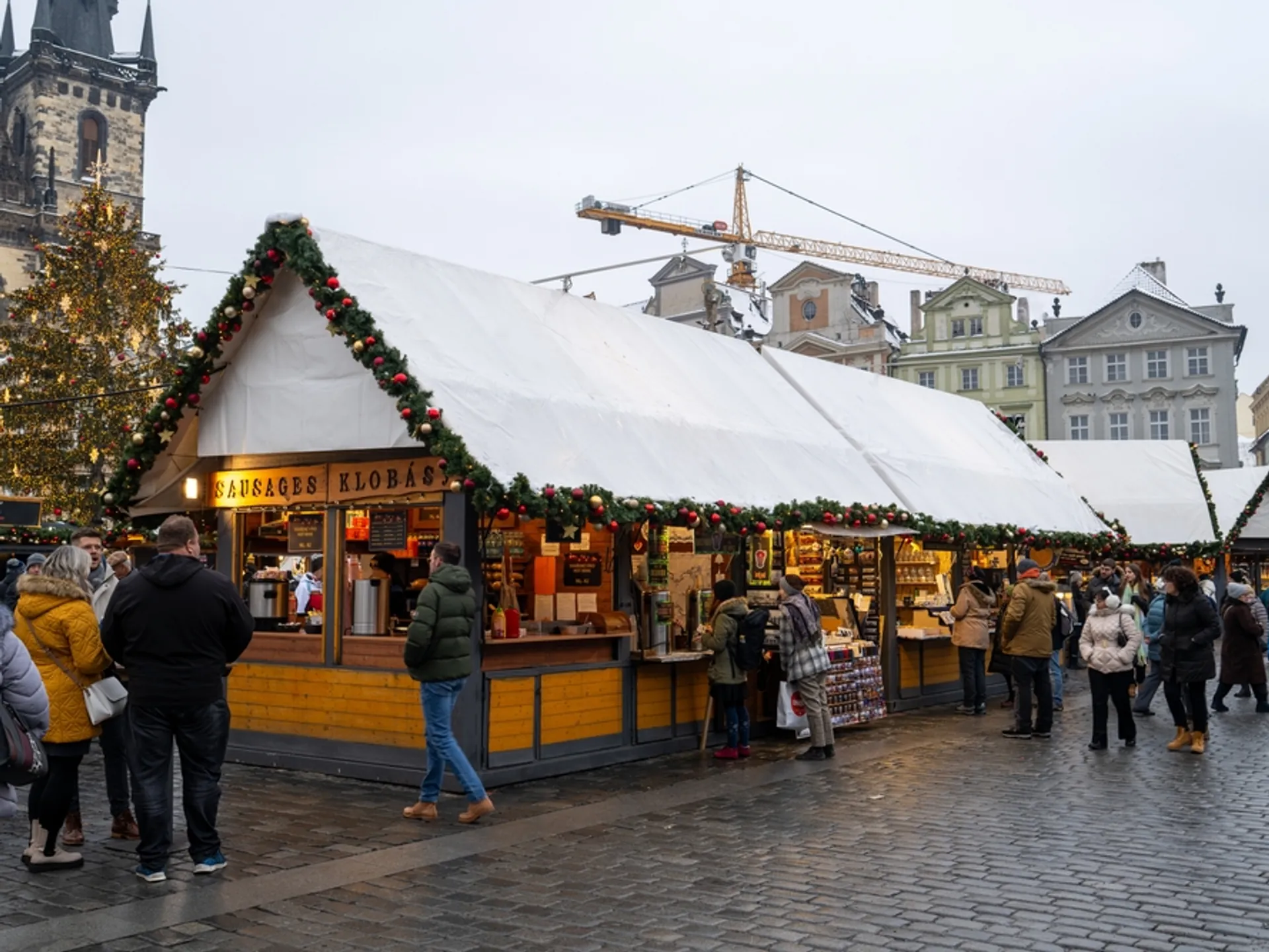 mercado navideño en una plaza de praga
