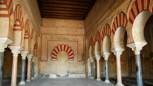 Nave central Medina Azahara con una exquisita decoración.