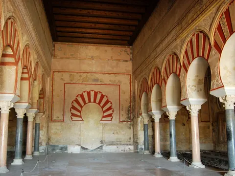 Nave central Medina Azahara con una exquisita decoración.
