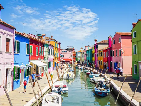 Casas de colores junto al canal principal de Burano en la laguna de Venecia