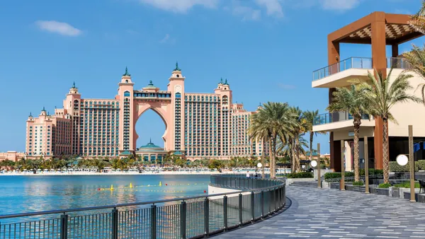 El paseo marítimo de la isla Palm Jumeirah es una de las zonas más animadas de esta metrópoli.