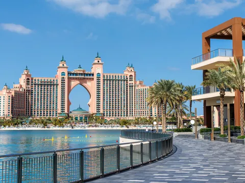 El paseo marítimo de la isla Palm Jumeirah es una de las zonas más animadas de esta metrópoli.