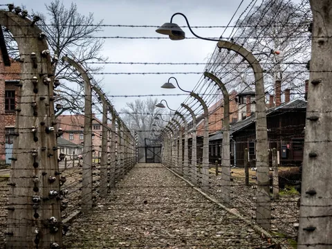 Pasillo con alambre de espino en Auschwitz I, Polonia