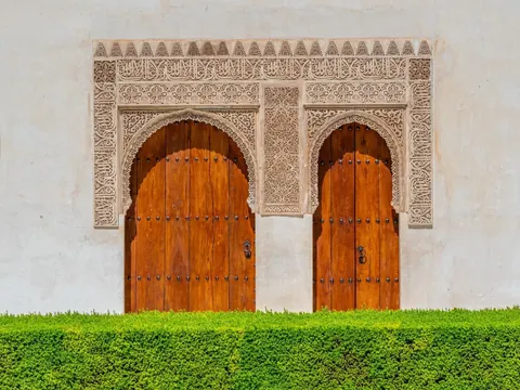 Arcos de estilo mudéjar en la Alhambra de Granada.