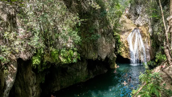 Las aguas cristalinas del Parque Natural Cubano en Trinidad, Cuba