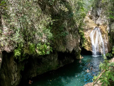 Las aguas cristalinas del Parque Natural Cubano en Trinidad, Cuba