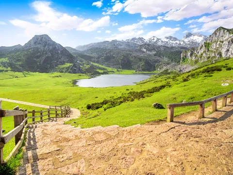 Panorámica del lago Enol desde el mirador en los Lagos de Covadonga, Asturias
