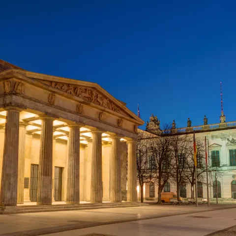 Nueva Guardia Berlín - Qué ver en Berlín - Guía de viaje Berlín - Buendía Tours