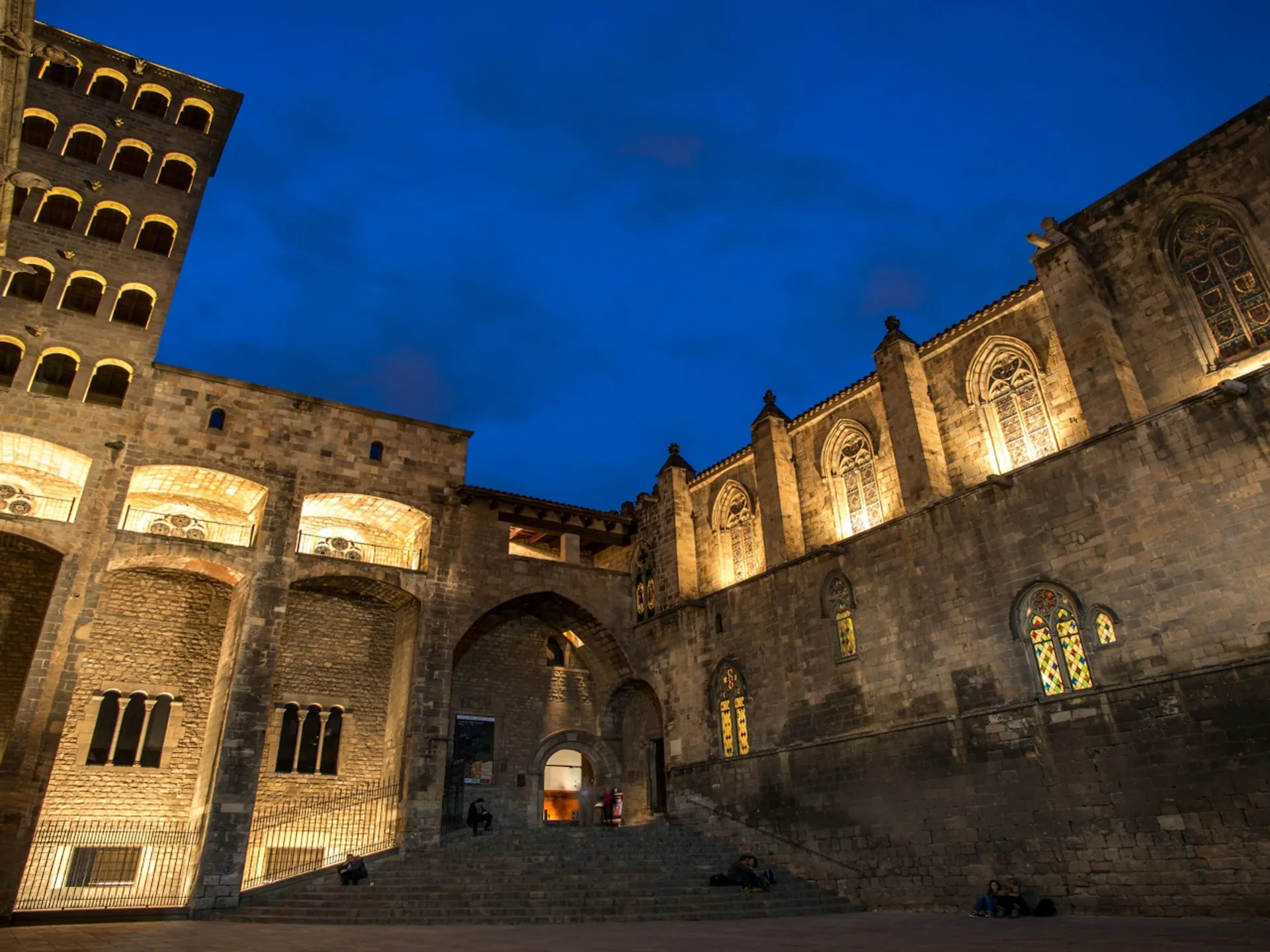 Plaza del Rey Barcelona - Las 15 Plazas de España que no te puedes perder - Blog - Buendía Tours
