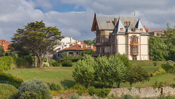 Vista lateral de la mansión del Duque de Almodóvar del Río, Comillas