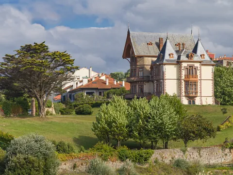 Vista lateral de la mansión del Duque de Almodóvar del Río, Comillas