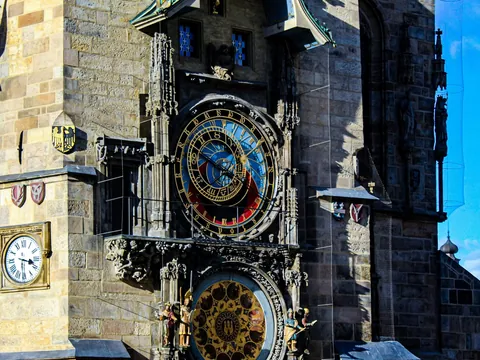 La torre del famoso Reloj Astronómico medieval en la Plaza de la Ciudad Vieja de Praga.