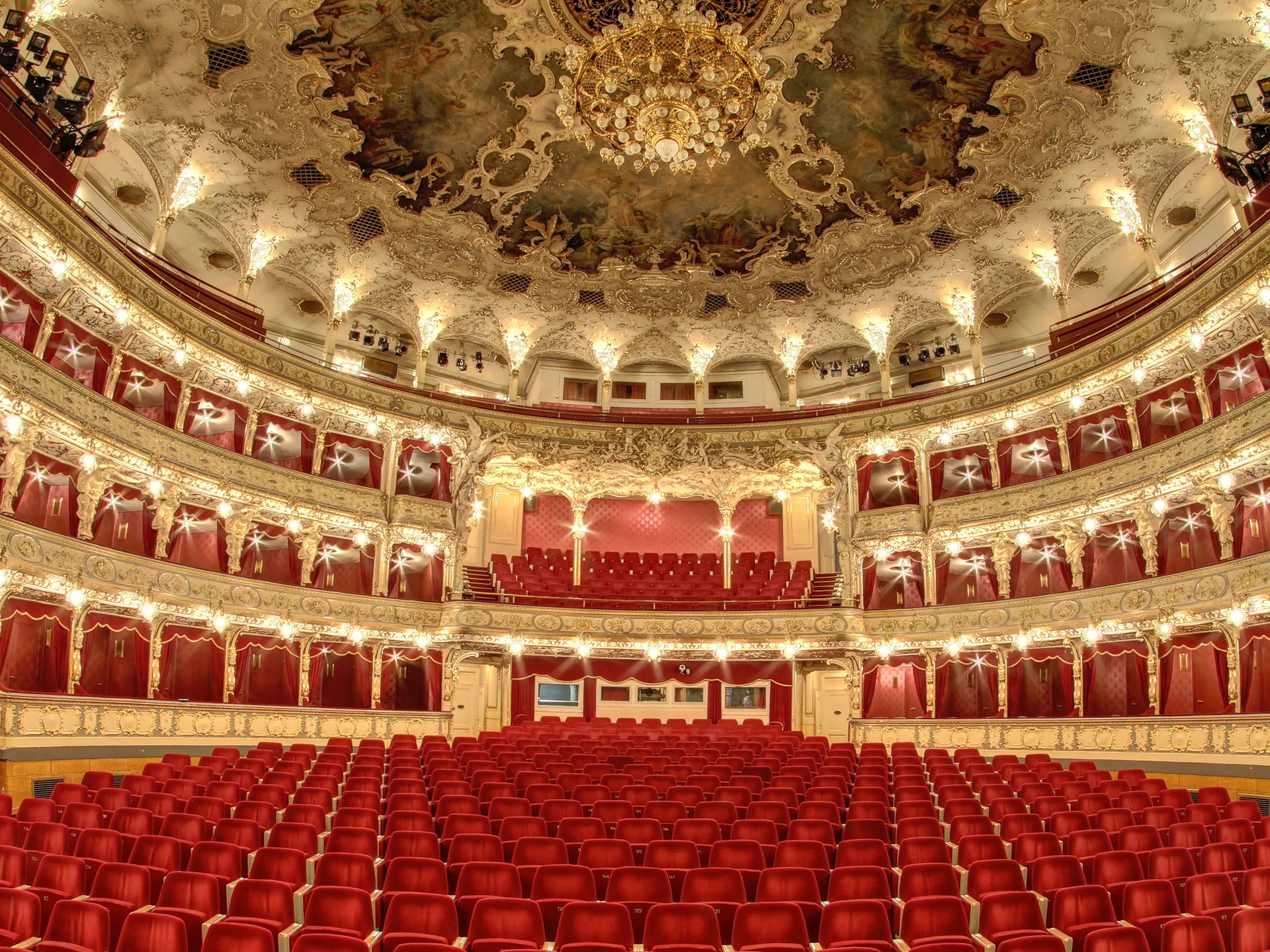 Interior de la Ópera Estatal  - Qué ver en Praga - Guía de viaje Praga - Buendía Tours