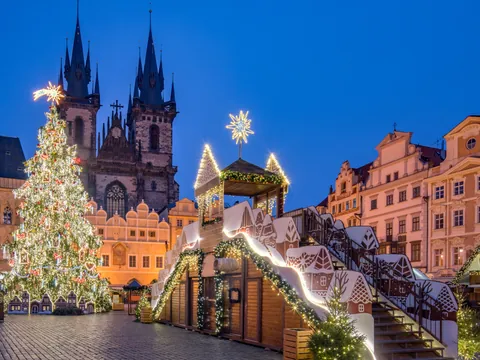 Mercado navideño iluminado en la Plaza de la Ciudad Vieja de Praga