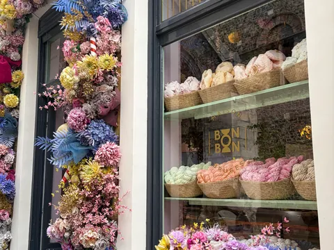 escaparate decorado con flores de la tienda Maison Bon Bon en Brujas