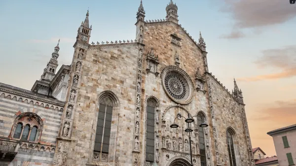 Imagen de la fachada principal de la Catedral de Como, Italia