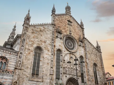 Imagen de la fachada principal de la Catedral de Como, Italia