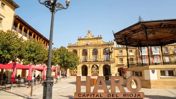 Plaza de Haro con su ayuntamiento y cartel de capital del Rioja en La Rioja