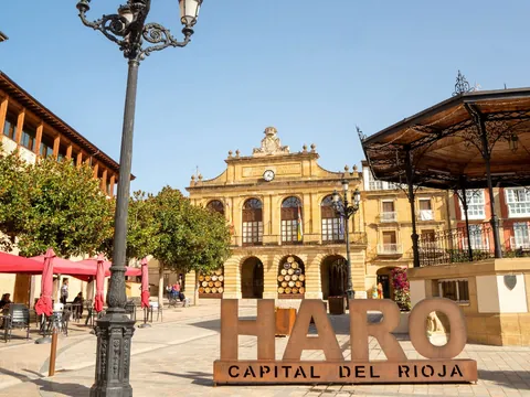 Plaza de Haro con su ayuntamiento y cartel de capital del Rioja en La Rioja