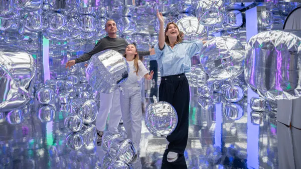 Instalación 99 Silver Balloons en IKONO Copenhague, Dinamarca