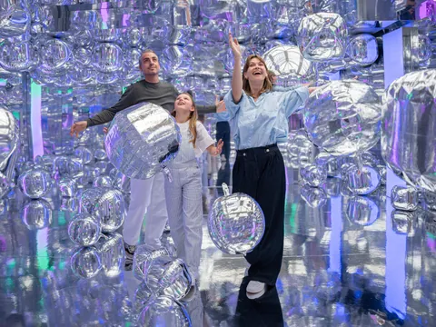 Instalación 99 Silver Balloons en IKONO Copenhague, Dinamarca