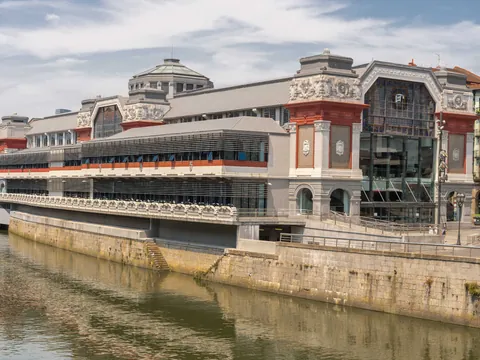 Mercado de la Ribera junto a la ría de Bilbao, icono gastronómico de la ciudad