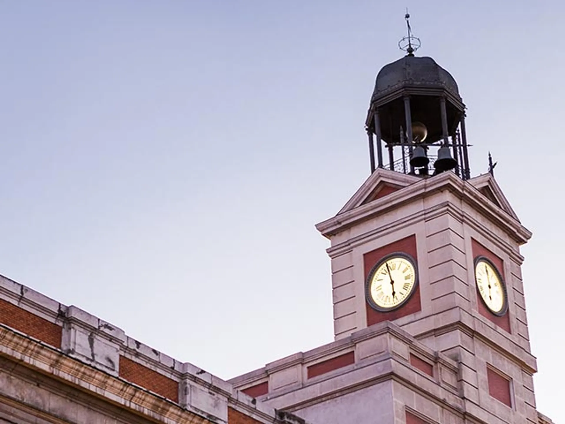 Casa de Correos - Puerta del Sol - Qué ver en Madrid - Guía de viaje Madrid - Buendía Tours