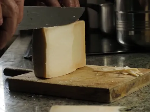 Queso Idiazabal  - Comida típica del País Vasco - Comer en Bilbao - Guía de viaje Bilbao - Buendía Tours
