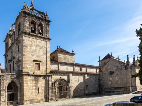 Frente a la fachada de la Catedral de Braga hablaremos sobre la importancia religiosa de esta localidad.