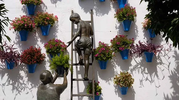 Escultura Homenaje Cuidadores Patios Córdoba visita guiada Luis Cardoso