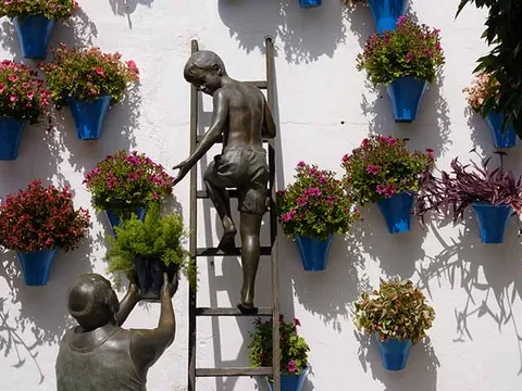 Escultura Homenaje Cuidadores Patios Córdoba visita guiada Luis Cardoso