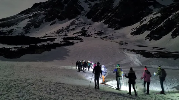 Ruta nocturna en raquetas de nieve con vista al Pico Toneo en Fuentes de Invierno