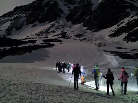Ruta nocturna en raquetas de nieve con vista al Pico Toneo en Fuentes de Invierno