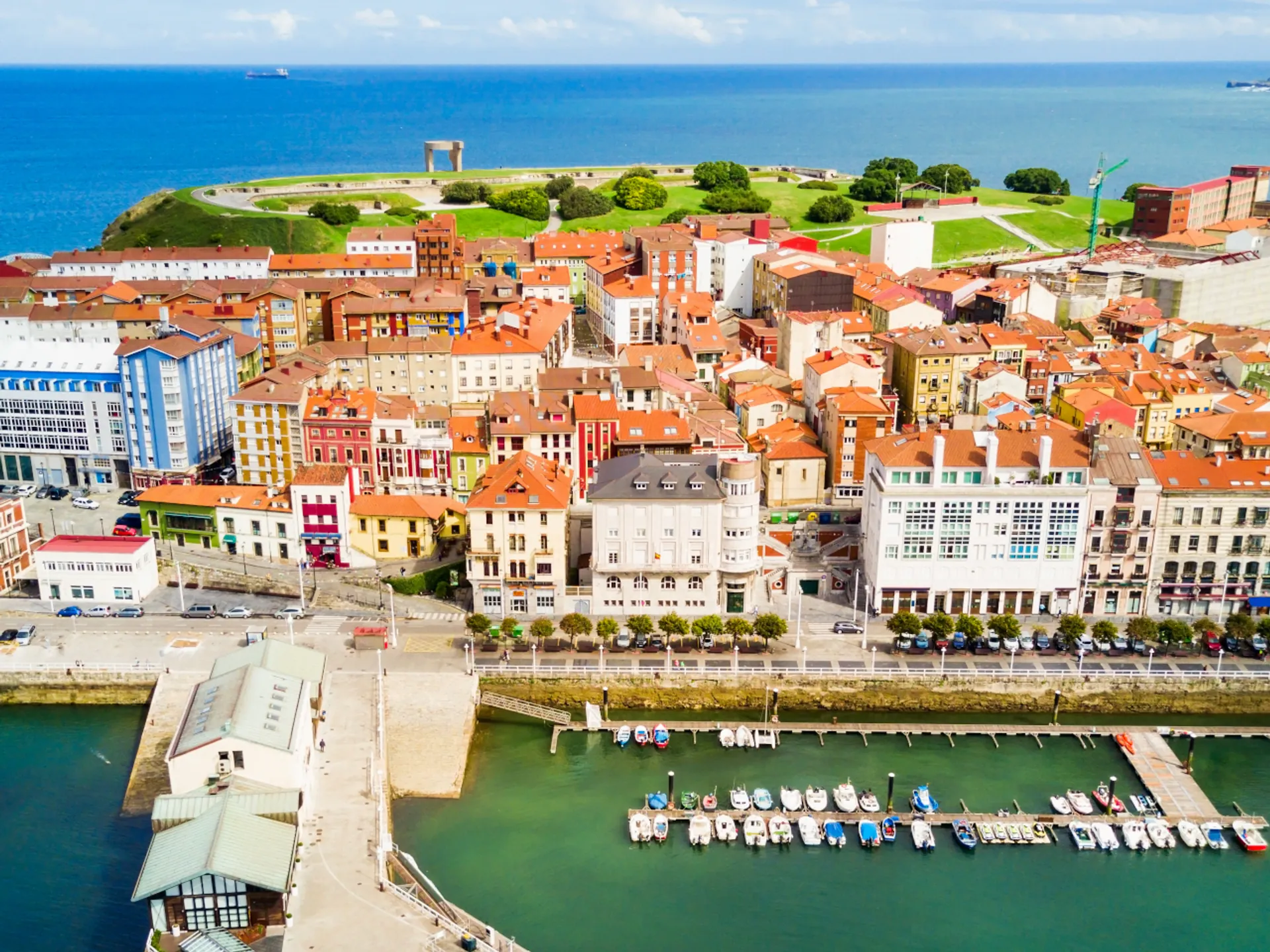 Puerto Deportivo de Gijón y barrio de Cimadevilla - Qué ver en Gijón en un día - Planes en Gijón - Guía de Viajes Gijón - Buendía Tours