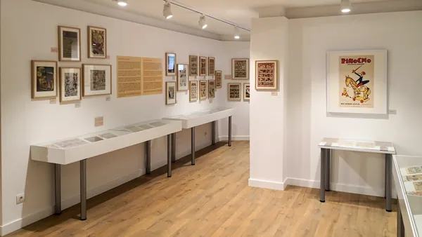 Póster de Pinocho y vitrinas con tebeos clásicos en el Museu de Sant Cugat