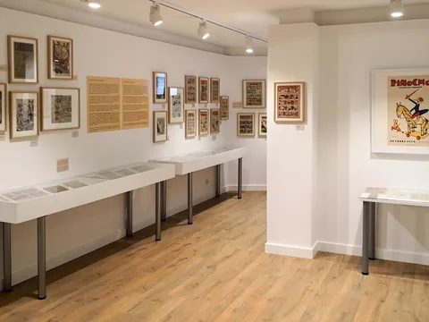 Póster de Pinocho y vitrinas con tebeos clásicos en el Museu de Sant Cugat