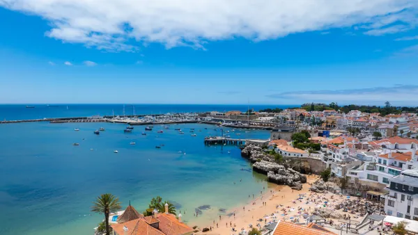 Precioso día soleado en la bahía de Cascais, Portugal