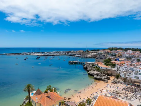Precioso día soleado en la bahía de Cascais, Portugal