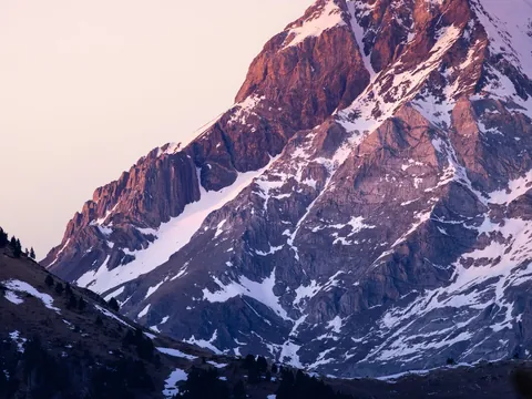Primer plano de una montaña nevada al amanecer en Aínsa, Huesca.