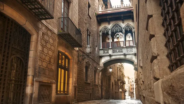 Calle del Barrio Gótico de Barcelona con el célebre Puente del Obispo