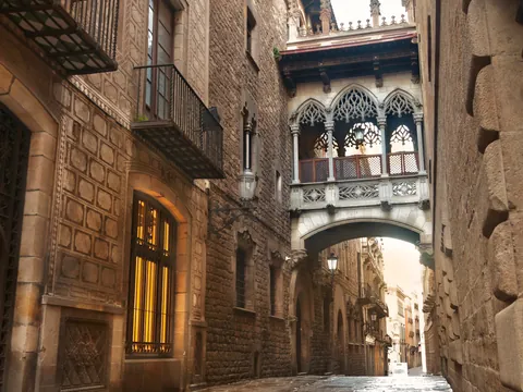 Calle del Barrio Gótico de Barcelona con el célebre Puente del Obispo