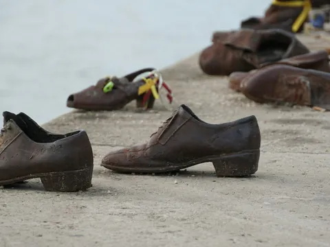 Zapatos en la orilla del Danubio del Monumento al Holocausto en Budapest