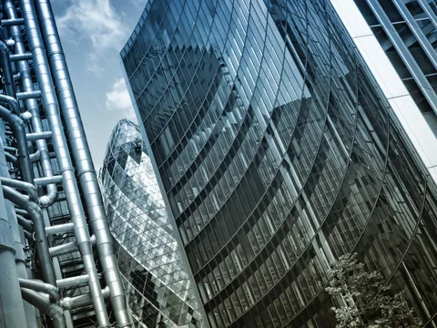 Símbolo de la arquitectura contemporánea, The Gherkin redefine el horizonte de la City.